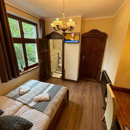 Dworek Oliwski Bed & Breakfast Gdansk Ngoại thất bức ảnh